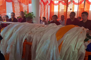 Hundreds Pay Respect at the Arrival of the Kuphung of Lodi Gyari Rinpoche